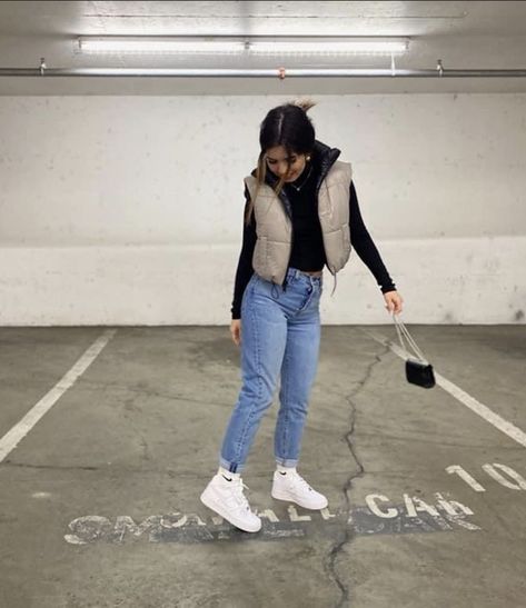 Outfit Ideas With Boots Casual, Outfits With White Shoes Sneakers, Casual Outfits Tennis Shoes, Spring Outfits Canada, Scandoulous Outfits, Gray Puffer Vest Outfit, Sporty Outfits Spring, Fall Fashion Outfits 2022, Bodywarmer Outfit