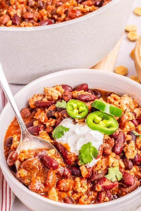 Make this Easy Ground Chicken Chili with just a handful of pantry staples and ground chicken. It comes together quickly in under 30 minutes for a comfort food meal that the whole family will love. It's hearty, delicious, and most importantly, provides a warm and satisfying meal on busy weeknights. You can even double the batch for an easy meal prep dinner in the future. Ground Chicken Casserole, Ground Chicken Chili, Meal Prep Dinner, Cornbread Recipe Sweet, Chili Toppings, Ground Chicken Recipes, My Plate, Dinner Meal Prep, Veggie Sandwich