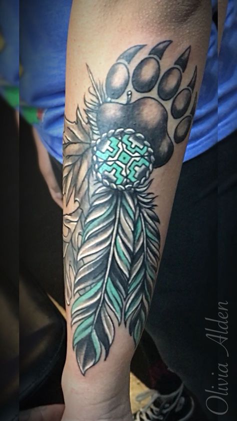 Native American beadwork inspired forearm tattoo with maple and oak leafs, along with teal accented feathers and bear paw Native American Feather Tattoo, Kurt Tattoo, Cherokee Indian Tattoos, Cherokee Tattoos, Native American Tattoo Designs, Indian Tattoo Design, Indian Feather Tattoos, Tato Tradisional, American Indian Tattoos