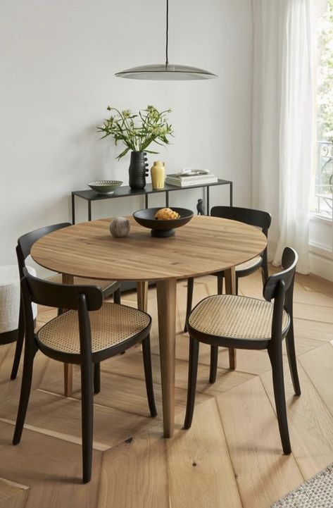 Small Round Dining Room Table, Dining Room Design Round Table, Olive Living Rooms, Small Round Dining Table, Round Dinner Table, Dining Table Design Modern, Round Dining Room Table, Round Kitchen Table, Small Kitchen Tables