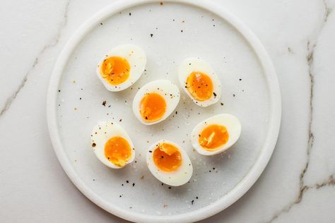 Best Boiled Eggs, Jammy Eggs, Perfect Boiled Egg, Egg Recipes For Breakfast, Soft Boiled Eggs, Eggs Recipe, Vegetarian Paleo, Egg Breakfast, Hard Boiled