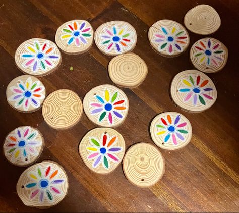 Daisy 🌼 Ornaments! Girl Scout Christmas Ornaments, Girl Scout Ornaments, Girl Scout Ornaments Diy, Diy Woodland, Rustic Christmas Ornaments, Girl Scout Daisy, Coaster Crafts, Ornament Exchange, Daisy Girl