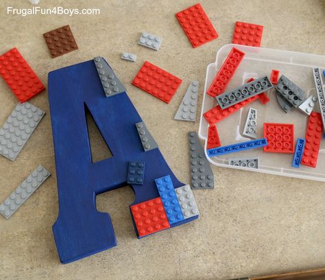 How to Make a Letter Mosaic with LEGO Bricks Lego Initial Art, Lego Shadow Box Ideas, Lego Crafts, Paper Mache Letters Decorating Ideas, Lego Themed Bedroom, Boy Diy Crafts, Lego Letters, Lego Room Decor, Lego Minifigure Display