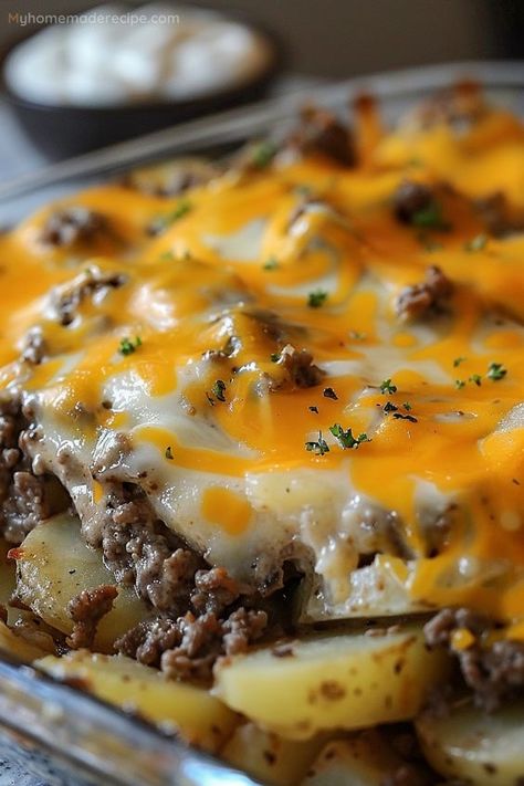 Hamburger Potato Casserole Potato Stroganoff, Hamburger Casserole Recipes, Beef Potato Casserole, Casserole Recipes For Dinner, Hamburger Potato Casserole, Meat And Potatoes Recipes, Hamburger And Potatoes, Hamburger Casseroles Recipes, Juicy Hamburgers