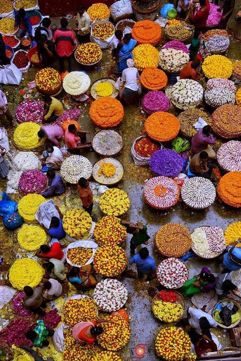 The Bengaluru flower market. Market Aesthetic Indian, African Culture Aesthetic Food, Indian Bazaar Aesthetic, Indian Market Aesthetic, Bengaluru Aesthetic, Flower Market Photography, Indian Flower Market, Bombay Aesthetic, Flower Market Aesthetic