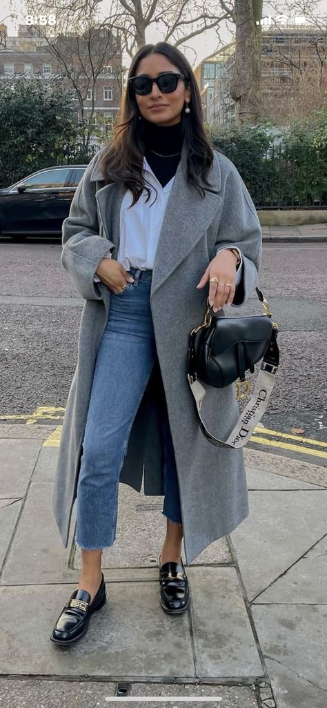 Grey Wool Coat Outfit Casual, Long Grey Wool Coat Outfit, Grey Long Coat Outfit, Light Grey Coat Outfit, Longline Coat Outfits, Long Grey Coat Outfit, Grey Coat Outfit Winter, Grey Wool Coat Outfit, Oversized Coat Outfit