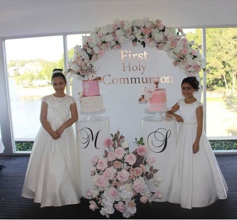 Holy Communion Stage Decorations, First Communion Decorations Backdrop, First Communion Backdrop Ideas, 1st Communion Party Ideas, Christening Banner, Classy Decorations, Primera Comunion Ideas, First Communion Cakes, First Communion Decorations