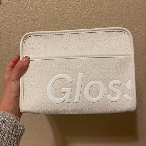 Glossier beauty bag * limited edition* NEW!! out of stock price is flexible:) Glossier White Bag, White Glossier Makeup Bag, Glossier Mini Bag, Glossier White Makeup Bag, Glossier Makeup Bag White, Makeup Bag Glossier, Glossier Beauty Bag, Glossier Makeup Bag, Big Makeup Bag