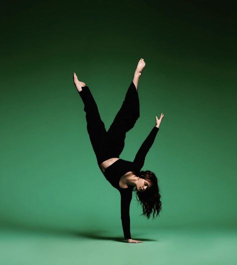 Dance Poses Non Flexible, All Black Dance Photoshoot, Halloween Dance Photoshoot, Dance Photography Poses Simple Jazz, Jumping Dance Poses, Dance Pics Poses, Dance Poses For Pictures Easy, Creepy Dance Poses, Abstract Dance Poses