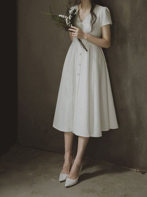 Dress Wisuda, Korean Wedding Dress, Midi Wedding Dress, Simple White Dress, Civil Wedding Dresses, New Wedding Dresses, Elegant Wedding Dress, Wedding Dresses Simple, Classy Dress