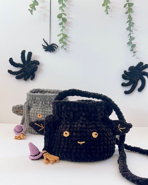 🌓 HALLOWEEN PATTERNS 🌗 Hi! Hello with new models for the Halloween candy bag collection! Frankenstein, The Witch’s Cauldron and The Cat Bag... I wonder which one is your favourite 😍 📌 The cat and witch cauldron bag pattern are in the same PDF. 📌 Frankenstein bag is in a different PDF. 📌 If you want to crochet the whole series, I prepared a pattern bundle for you. All patterns in my etsy shop. Link at my bio 🔝 _________________ Cadılar bayramı serisi için hazırladığım yeni çamtalar ile me... Crochet Halloween Bag, Witch Cauldron, Hi Hello, Crochet Halloween, Halloween Candy Bags, Witches Cauldron, Cat Bag, Halloween Bags, Halloween Crochet