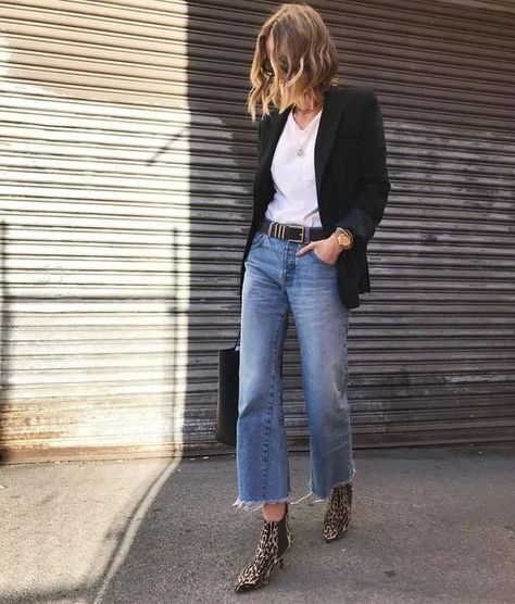 Vestiti In Jeans, Cropped Jeans Outfit, Royal Blue Outfits, Jeans Trend, Looks Jeans, Moda Jeans, Cropped Flare Jeans, Jean Trends, Outfit Trends