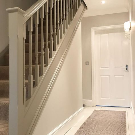 Bannister Colour Ideas, Colourful Bannister, Coloured Bannister, Painted Bannister Ideas, Beige Staircase, Oak Bannister, Bannister Ideas Painted, Coloured Stairs, Painted Bannister