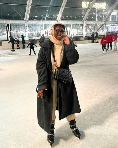 Black girl ice skating in a cute outfit Ice Skating Outfit Outdoor, Ice Skating Outfit Black Women, Ice Skating Black Woman, Ice Skating Outfit Casual Indoor, Ice Rink Outfit, Ice Skating Aesthetic Outfit, Identity Switch, Ice Skating Fits, Skate Aesthetic Outfits