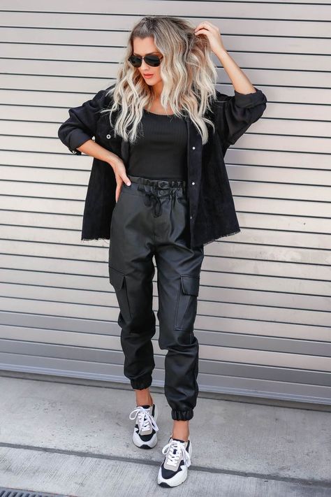 Leather Shacket Outfit, Jogger Outfit Casual, Black Joggers Outfit, Lederhosen Outfit, Shacket Outfit, Paperbag Hose, Corduroy Shacket, Jogger Pants Outfit, Fun Shoes