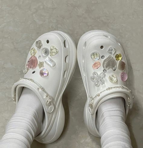 #crocs #clogs #charms #shoes #decoration #accessories #pink #white #fashion Jibbitz Crocs Ideas White, Crocs Charms Aesthetic, White Crocs Aesthetic, Crocs Decorations, Jibbitz Crocs Ideas, Jibbitz Crocs Charms, Jibbitz Ideas, Crocs Aesthetic, Crocs With Charms