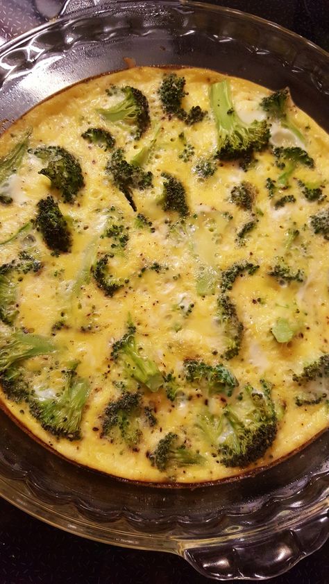 This delicious, meatless quiche is quick and easy to put together. Then just pop it in the oven and relax for half an hour. Meatless Quiche, Swiss Cheese Quiche Recipe, Ham And Broccoli Quiche, Crustless Broccoli Quiche, Quiche Recipes Crustless, Cheese Quiche Recipe, Broccoli Quiche, Easy Broccoli, Cheese Quiche