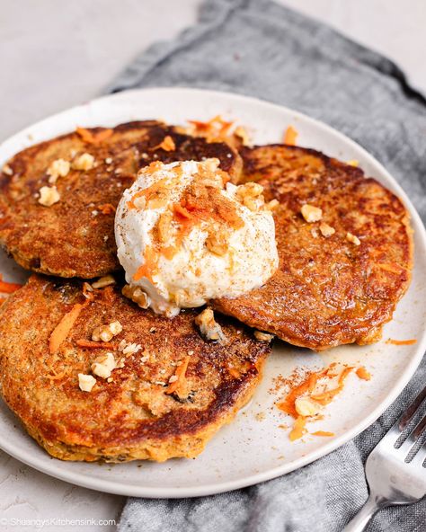 Carrot Cake Pancakes {One Blender} | Shuangy's Kitchensink Carrot Pancakes, Pancake Roll, Carrot Cake Pancakes, Cake Pancakes, Clean Breakfast, Carrot Spice Cake, Easy Carrot Cake, Carrot Cake Oatmeal, Soy Free Vegan