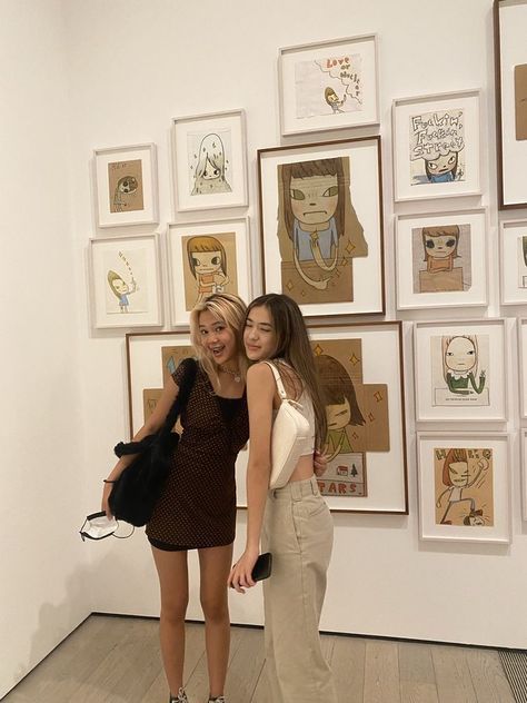 Outfits For Art Gallery, Art Gallery Poses, Museum Photoshoot Ideas, Italy Poses, Museum Outfit Ideas, Museum Pics, Gallery Outfit, Sorority Poses, Art Gallery Outfit