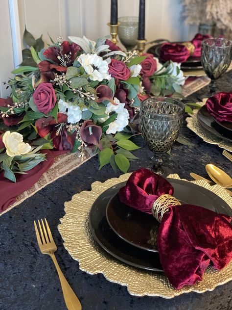 Burgandy Black Rose Gold Wedding Decor, Burgundy Black And Gold Wedding, Black Burgundy And Gold Wedding, Maroon And Black Wedding, Burgundy And Black Wedding, Gold Table Settings, Maroon Decor, Pearls Wedding Theme, October Weddings