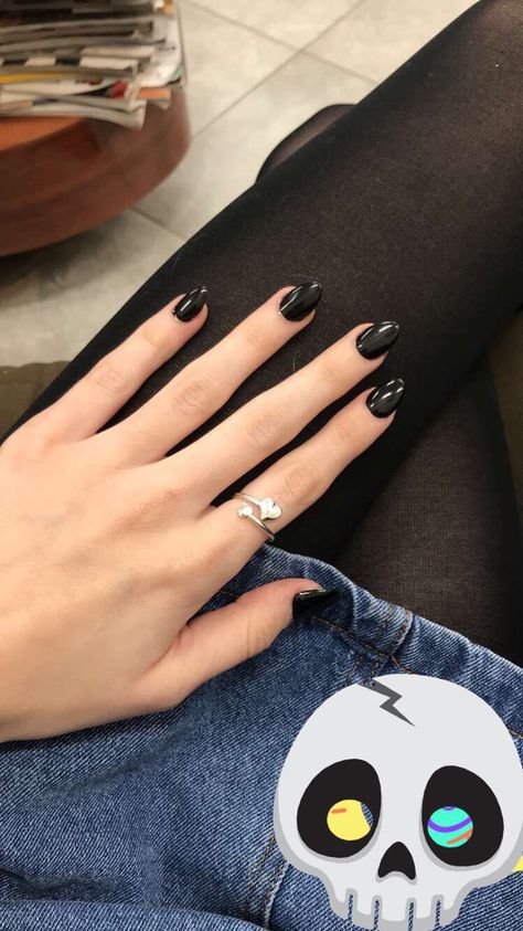 almond shaped black nails Almond Shaped Black Nails, Almond Shaped Nails Black, Short Almond Shaped Nails, Almond Nails Pink, Black Almond Nails, Almond Shaped Nails, Nails Shape, Nail Vinyls, Black Acrylic Nails