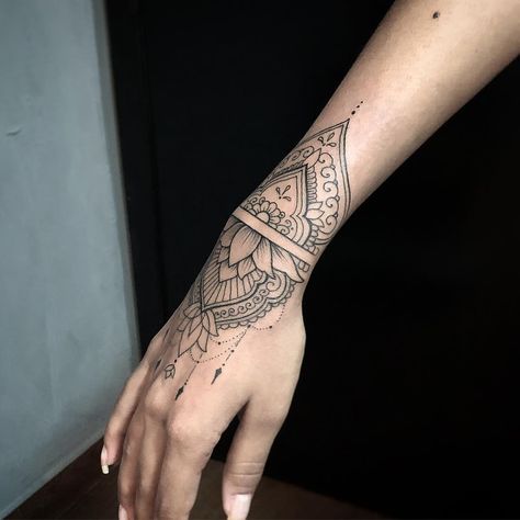 Wrist Hand Tattoo, Tattoo Main, Mandala Wrist Tattoo, Maching Tattoos, Mandala Hand Tattoos, Cuff Tattoo, Tattoo Mandala, Skeleton Hand Tattoo, Hand Tattoos For Women