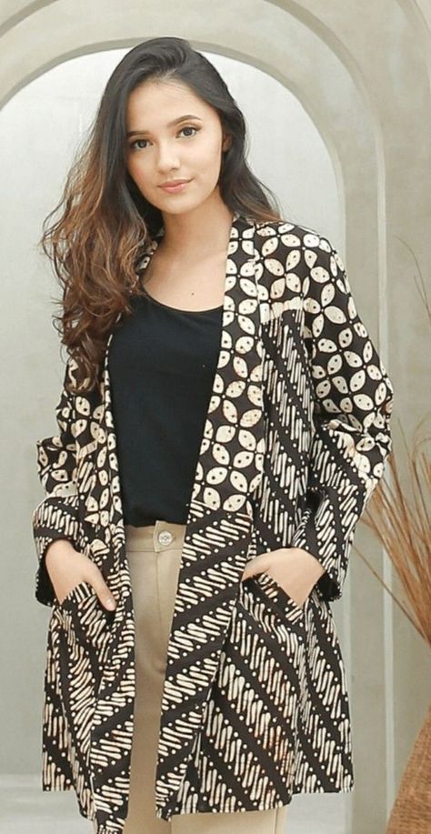 Ide tampil stylish dengan batik Outer Batik Casual, Model Blouse Batik, Blazer Batik, Cardigan Batik, Batik Blazer, Model Outer, Outer Batik, Batik Dress Modern, Batik Clothing