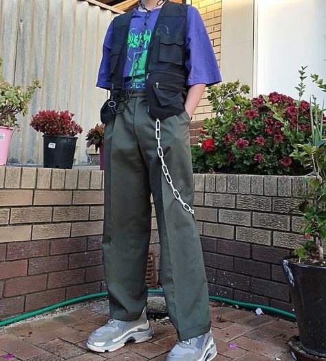 90s Vest Outfits, Utility Vest Outfit Streetwear, Utility Vest Outfits For Women, Utility Vest Outfit, Vest Outfit Women, Vest Street Style, Vest Outfits Men, Camping Outfits For Women, Korean Street Fashion Men