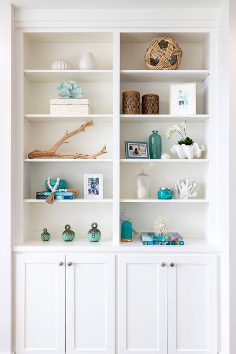 Beach Themed Bookshelves, Kitchen Bookcase, Book Shelf Styling, Airbnb Checklist, Shelving Decor, Picture Wall Living Room, Built In Around Fireplace, Styling Bookshelves, Beach House Furniture