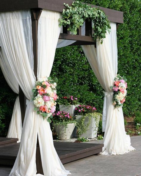 Gazebo Draping Wedding, Gazebo Decorating Ideas Wedding, Wedding Gazebo Decorations, Diy Wedding Gazebo, Gazebo Drapes, Tulle Wedding Decorations, Cheap Backyard Wedding, Gazebo Wedding Decorations, Wedding Pergola