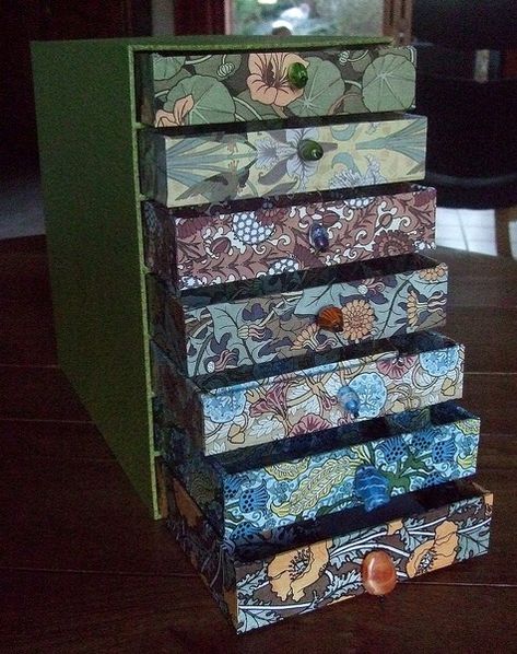 les pdfs des pas a pas ... - Cartonnage et compagnie !!! Cartonnage Boxes, Cardboard Organizer, Cardboard Dollhouse, Cardboard Storage, Cardboard Box Crafts, Diy Storage Boxes, Search Pins, Úložný Box, Cool Paper Crafts