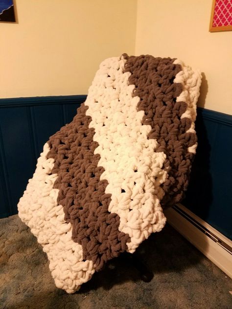 Super Bulky Blanket of Awesomeness! - Twineandwineonline Super Chunky Crochet Blanket, Bernat Blanket Patterns, Bulky Blanket, Bee Blanket, Beginner Crochet Blanket, Crochet Blanket Ideas, Crochet Wine, Chunky Yarn Blanket, Chunky Crochet Blanket Pattern