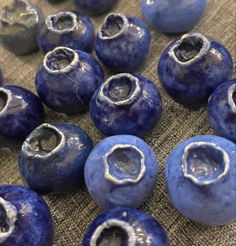 Ceramic Blueberries, Blueberry Ceramics, Ceramic Blueberry, Blueberry Bowl, Ceramic Food, Coil Pottery, Clay Stuff, Cerámica Ideas, Ceramic Artwork