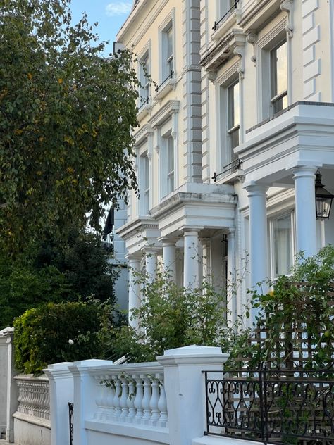 Notting Hill Apartment Aesthetic, London Houses Aesthetic, London Aesthetic Houses, Notting Hill Flat, Nottinghill London Aesthetic, London House Aesthetic, London House Exterior, Notting Hill Aesthetic, Mayfair House