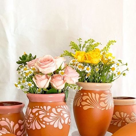 La Tiendita de Keni ʚĭɞ on Instagram: "Cantarito Vase 🤎
The Cantaritos measure about 6’-7’ and come in the colors pink and brown. The two tone cantaritos are absolutely stunning with a tradition barro color at the bottom and a pop of color at the top.

💌 Message us to place your order

#latienditadekeni #latina #mexicaninspired #artisanal #candles #velas #modernmexican #mexicancandles #señoralife #latinacreators" Cantarito Centerpiece, Mexican Candles, Artisanal Candles, Modern Mexican, Pink And Brown, Place Your Order, Pop Of Color, At The Top, The Two