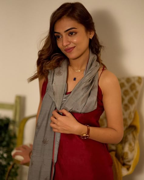 Nazriya Nazim, Luxury Hotel Bedroom, Simple Kurta, Stylish Kurtis Design, Simple Kurta Designs, Simple Kurti Designs, Classic Style Outfits, Casual Indian Fashion, Casual College Outfits