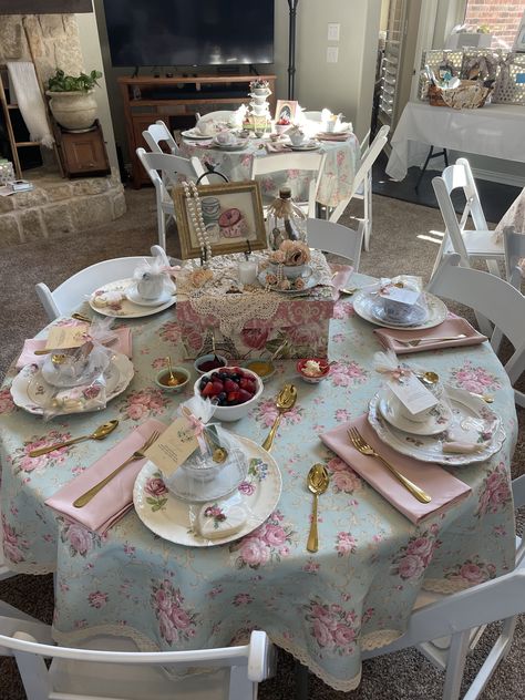 Marie Antoinette Quinceanera, Extravagant Tea Party, Ice Tea Party Ideas, Tea Party Round Table Set Up, Yea Party Table Setting, Tea Time Party Decoration, 20th Birthday Tea Party, Tea Party Birthday Desserts, Tea Party Place Setting