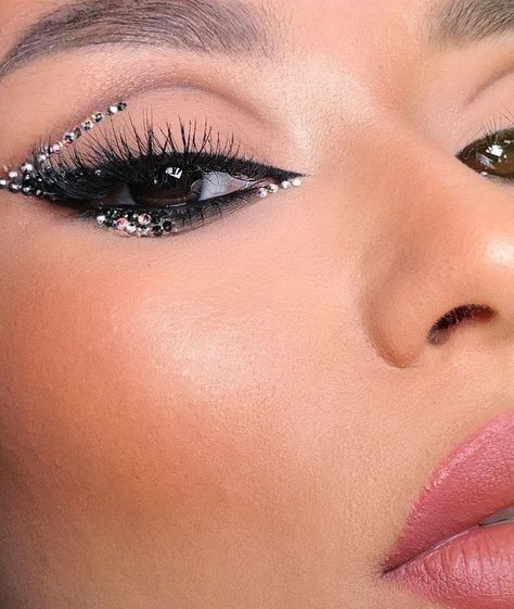 Make Up With Crystals Eye Makeup, Fancy Eyeliner Looks, Rhinestone Eyeliner Makeup, Eyeliner Glitter Makeup, Graphic Eyeliner With Rhinestones, Eye Crystal Makeup, Make Up Strass Glitter, Bedazzled Eye Makeup, Euphoria Makeup Eyeliner