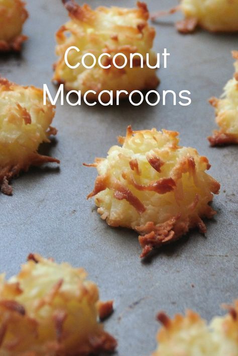 This easy 5 ingredient, gluten free coconut macaroon recipe the perfect small indulgence. Coconut Macaroon Cookies, Coconut Macaroons Recipe, Macaroon Cookies, Macaroon Recipes, Coconut Macaroons, Coconut Recipes, Fair Food Recipes, Köstliche Desserts, County Fair