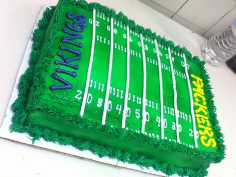 Viking vs Packer football field cake Football Field Cake, Superbowl Cake, Chocolate Cake Frosting, Savory Cakes, Chocolate Sheet Cake, Sport Cakes, Football Birthday Party, Football Cake, Bowl Cake