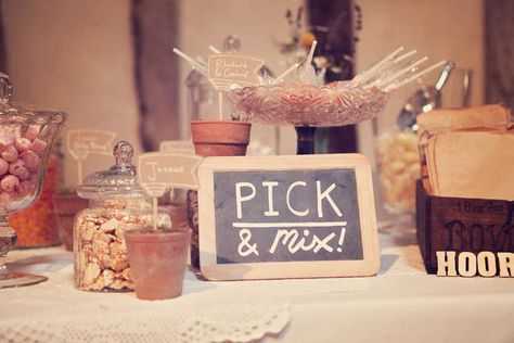 Burlap Ideas, Farm Wedding Venue, Country Chic Wedding, Wedding Pic, Dessert Tables, Candy Table, Personalized Wedding Favors, Pick And Mix, Wedding Favors For Guests