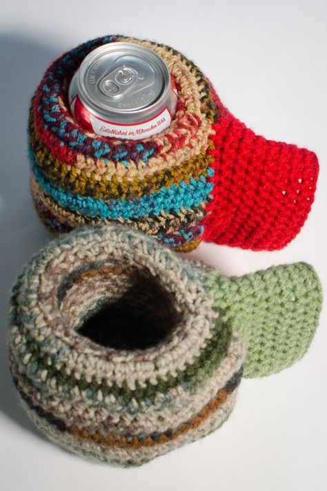 Beer Mitten Crochet Pattern Free, Cool Things To Crochet For Men, Crochet Ideas For Men Gifts, Crochet Gifts For Grandpa, Crochet Gift Boyfriend, Crochet Gifts For Mom Ideas, Crochet Gift Men, Crochet Gifts For Brother, Easy Crochet Gifts For Men