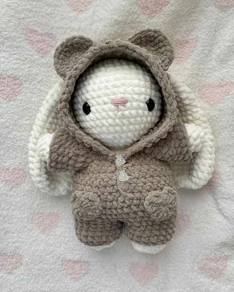 Bear Crochet Amigurumi, Cute Crochet Bunny Free Pattern, Crochet Clothes For Plushies, Crochet Clothes For Stuffed Animals, Crochet Bear Ears, Crochet Bunny Ears, Pocket Crochet, Yarn Projects Crochet, Onesie Pattern