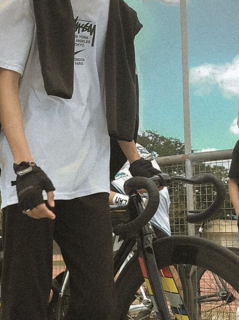 Human Oc, Windbreaker Outfit, Bike Outfits, Boyfriend Pranks Pictures, Bike Aesthetic, Biker Aesthetic, จีซอง Nct, Female Celebrity Fashion, Studio Photography Poses