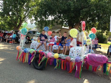 Larcie Bird: Parade Floats are SWEET {giant candy} Halloween Parade Float, Homecoming Floats, Christmas Parade Floats, Floating Decorations, Pioneer Day, Homecoming Parade, Holiday Parades, Giant Candy, Halloween Parade