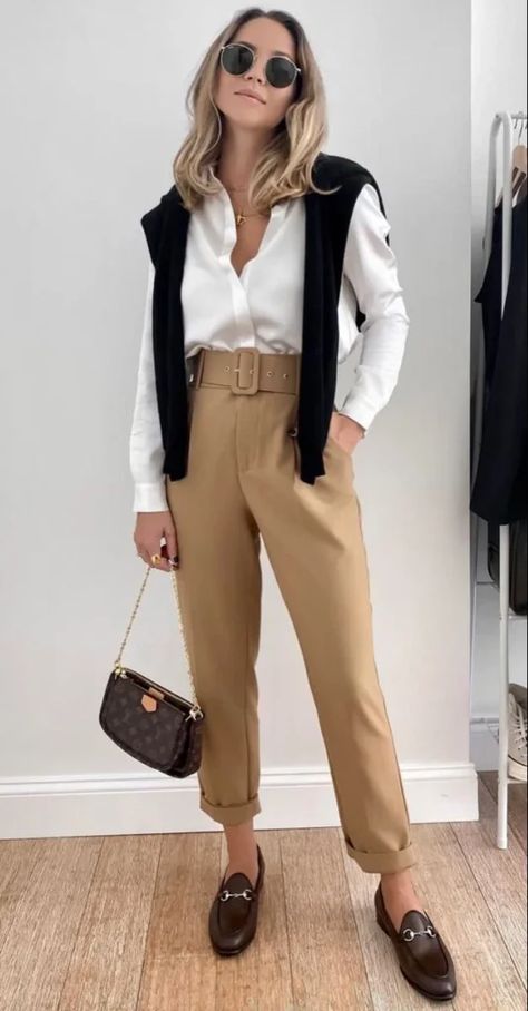 What Are Business Casual Outfits for Women? Best Smart Casual Outfits in Summer 2024 33 Effortless Office Outfits, Interior Designer Outfits Woman, Beige Slacks Outfit, Look Casual Chique, Khaki Pants Outfit Women Work, Business Professional Outfits, Look Office, Office Casual Outfit, Look Formal