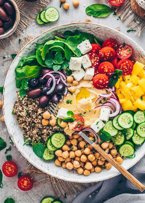 Mediterrane Buddha Bowl Salad Bowl Ideas, Vegan Salad Bowl, Meatless Lunch, Budha Bowls, Vegan Bowl Recipes, Grains Recipes, Veggie Bowls, Mediterranean Bowls, Clean Lunches