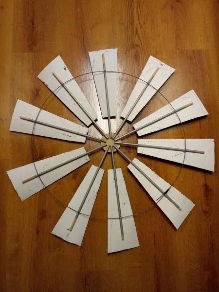 Windmill Diy, Craft Ideas Paper, Windmill Wall Decor, Hanging Craft Ideas, Windmill Decor, Rustic Home Interiors, Farmhouse Crafts, Hanging Craft, Paper Wall Hanging