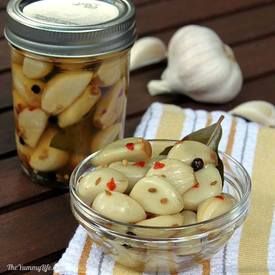 Canned Pickled Garlic, Pickled Garlic Recipes Easy, Pickled Garlic Recipes, Garlic Snack, Pickle Garlic, Pickled Items, Pickled Recipes, Garlic Growing, Easy Pickle