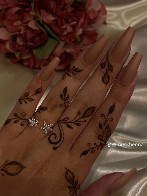 Khaleeji Henna, Body Henna, Hand Tattoo Designs, Cute Henna Tattoos, Henna Style Tattoos, Henna Inspo, Henna Designs Wrist, Henna Nails, Henna Inspired Tattoos